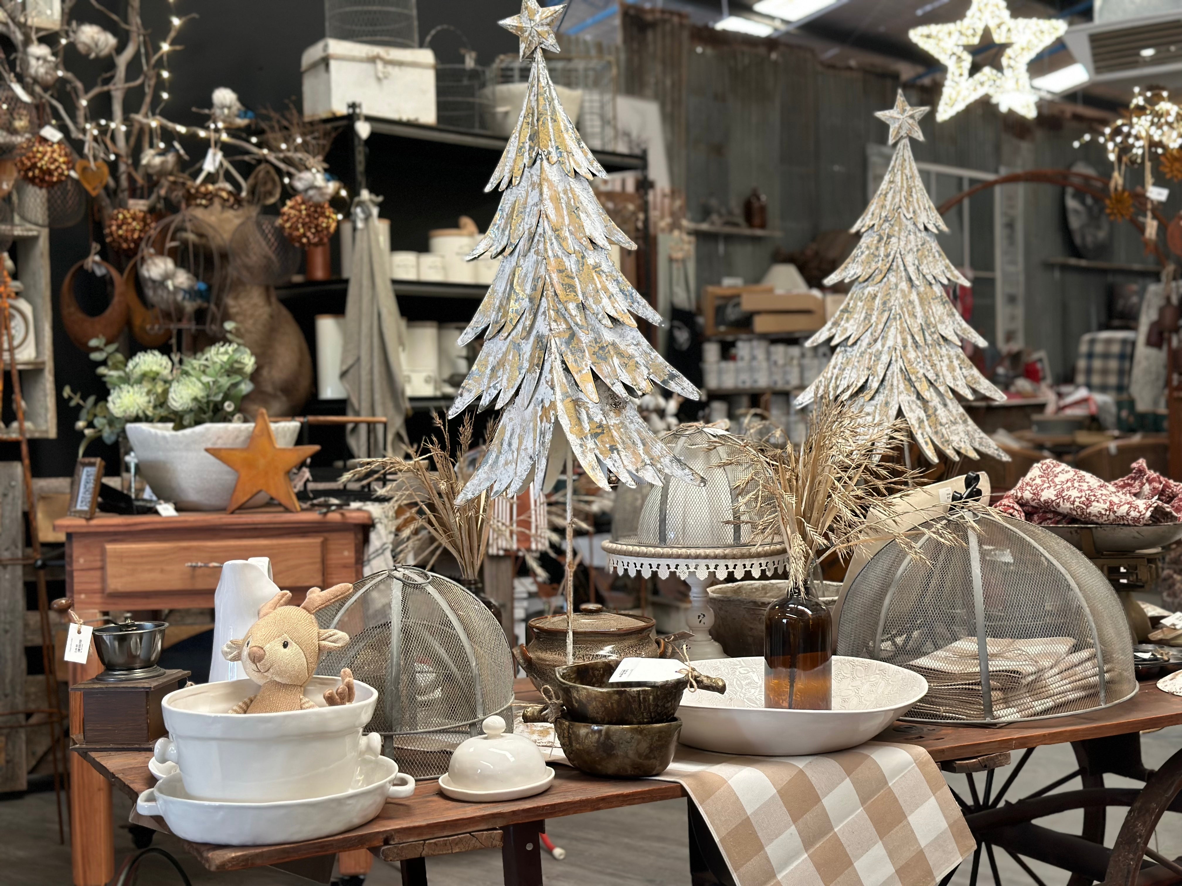 Hand Painted metal Christmas Tree 1m tall Gold/White