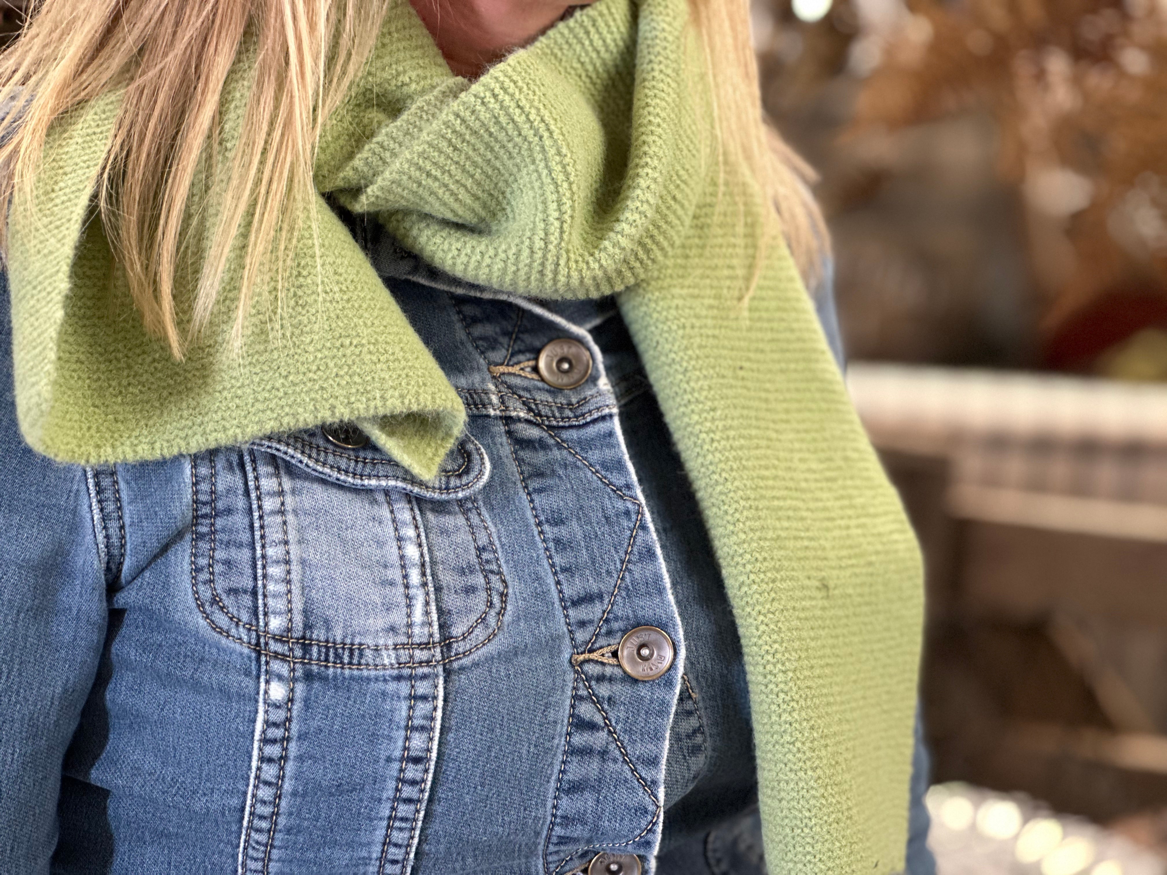 ALLY Short Scarf Apple