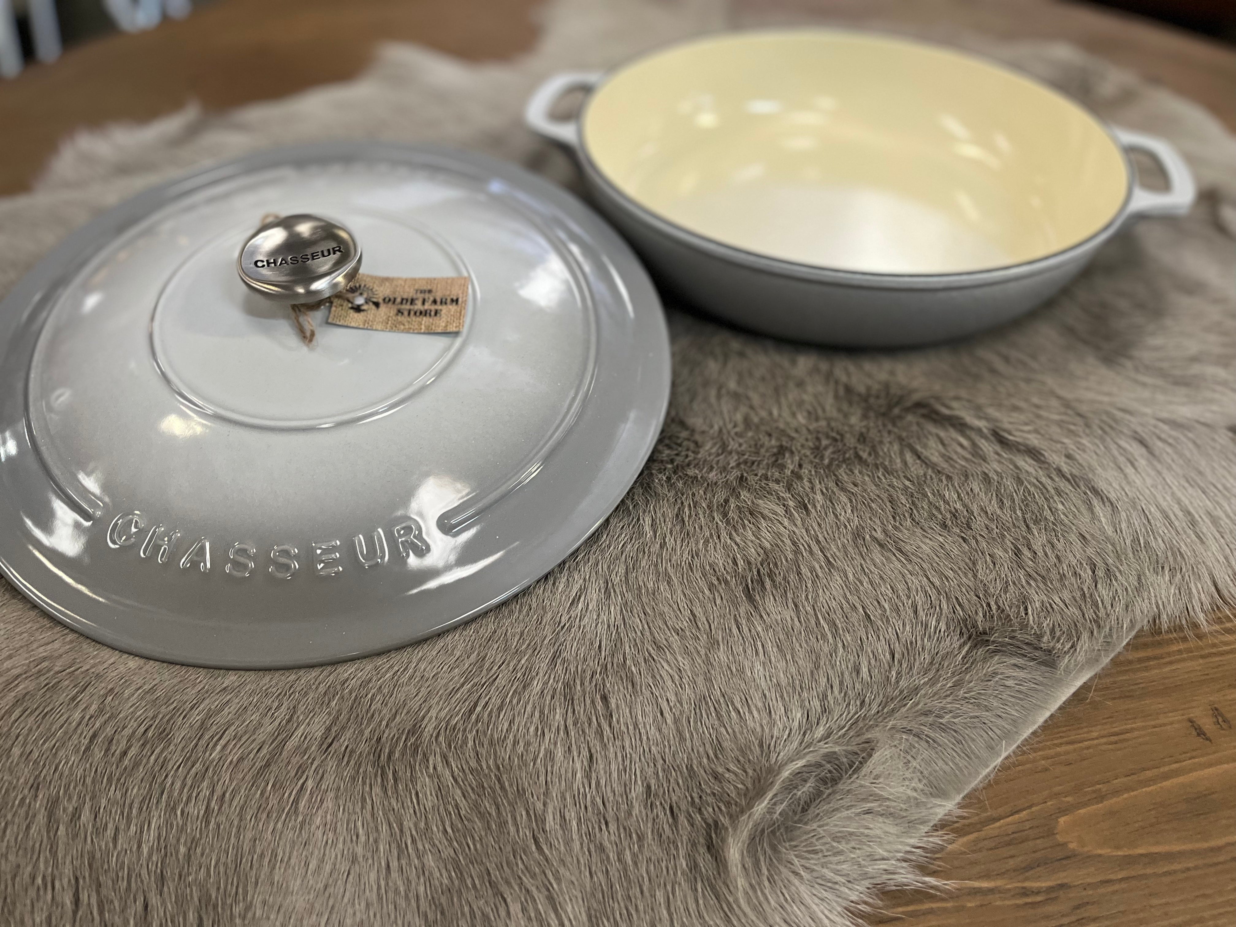 Chasseur 30cm low cast iron pot with lid Grey