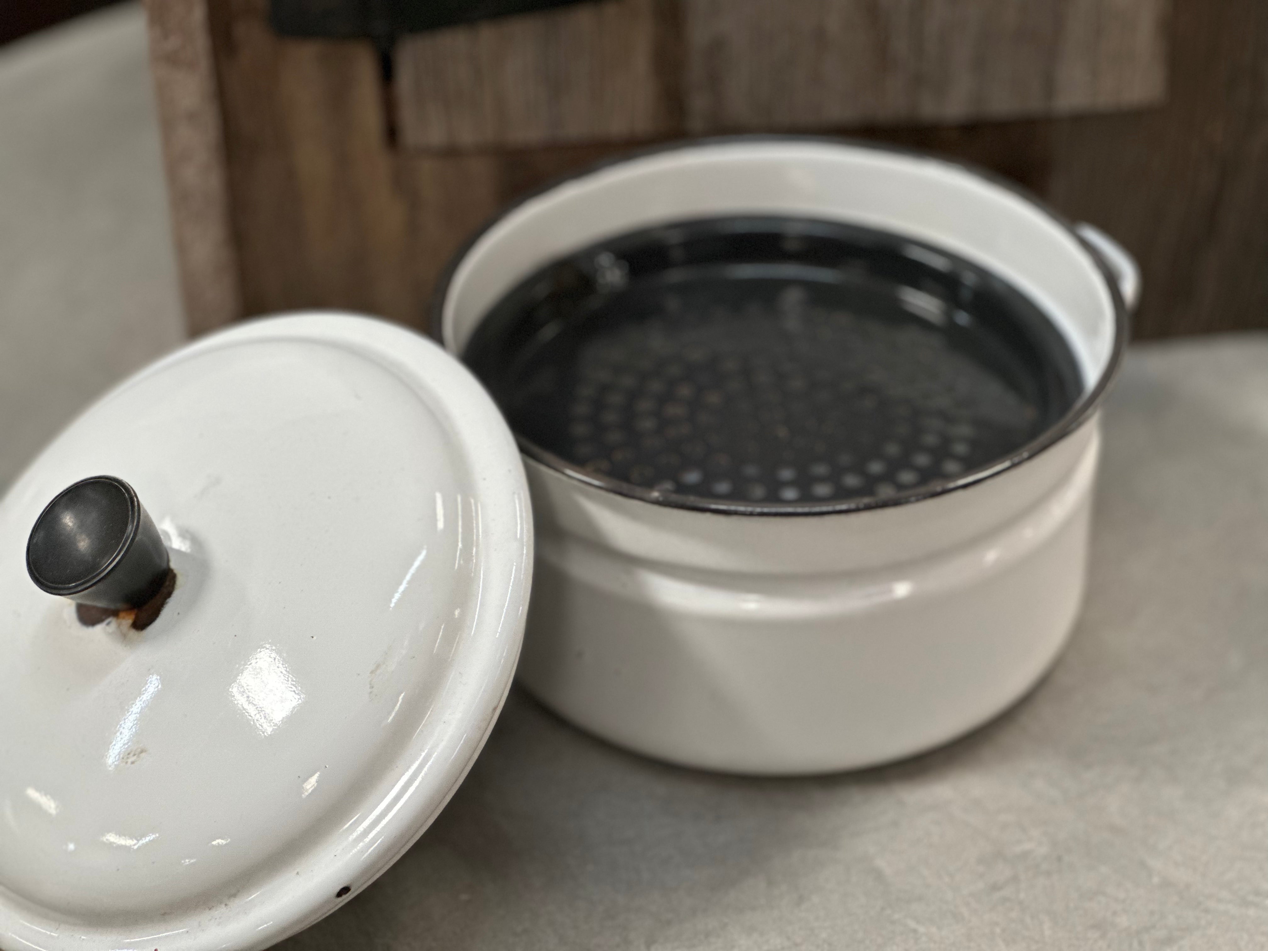 Vintage Enamel Strainer Pot with LID FREE Postage
